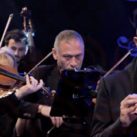 L'Orchestre andalou d'Ashdod accueillera trois musiciens invités dans le cadre d'une nouvelle série de concerts intitulée « De l'Est à l'Ouest », qui se déroulera dans différentes salles israéliennes du 16 mai au 19 juin 2025. (Crédit : Autorisation)